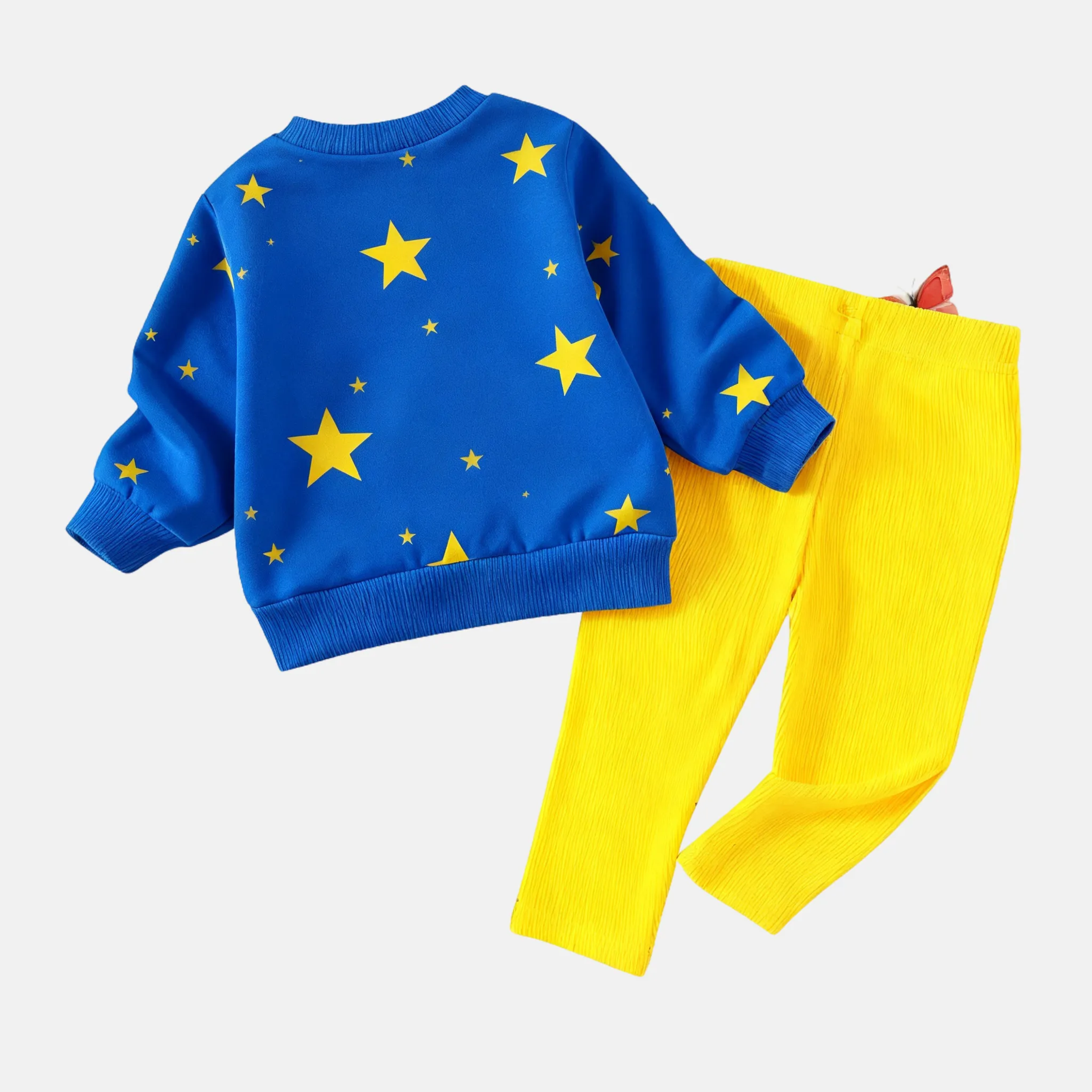 图片展示的是一套服装，为批量生图案例中用于上传的服装示例。上衣是蓝色的，上面布满黄色星星图案，下装是黄色的裤子。这张图片作为“智能模式 - 根据服装类别自动推理适合的场景与模特”案例中的上传服装示例，体现了该批量生图功能对于上传图可兼容白底图、人台图、上下装组合图、模特图等多种类型的特点，此图属于上下装组合图类型。